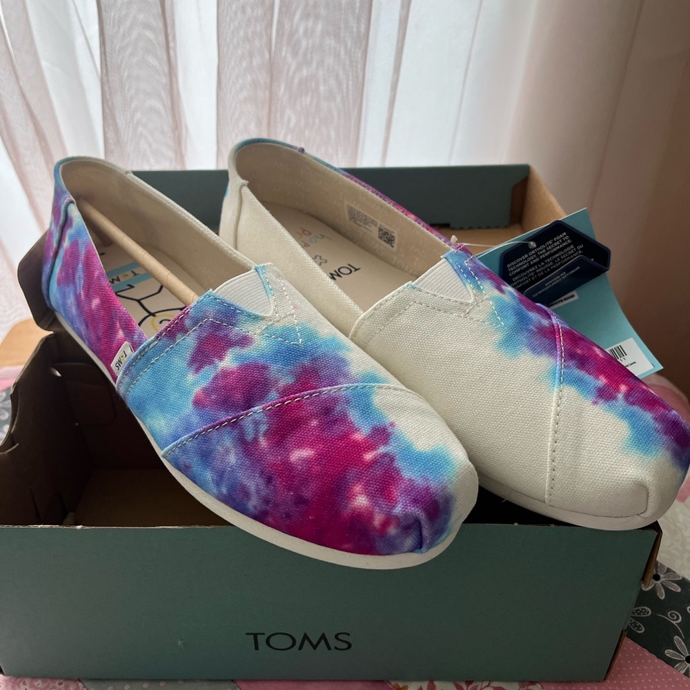 New In Box Tom’s Tie-Dye Slip-Ons White, Purple & Blue 8.5